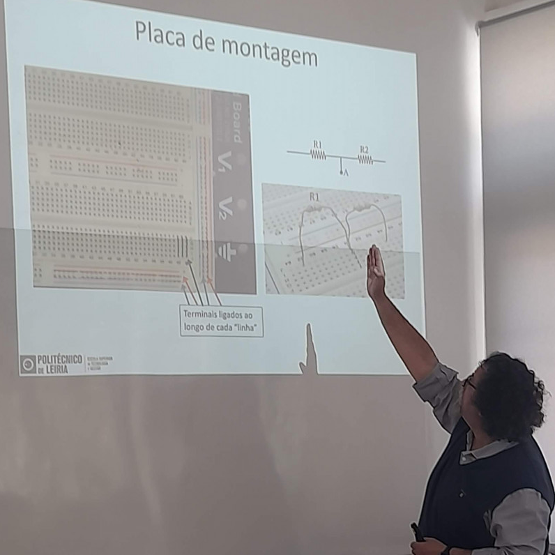 Workshop de Arduino no Externato Dom Fuas Roupinho: A Tecnologia ao Alcance dos Jovens 8.jpg