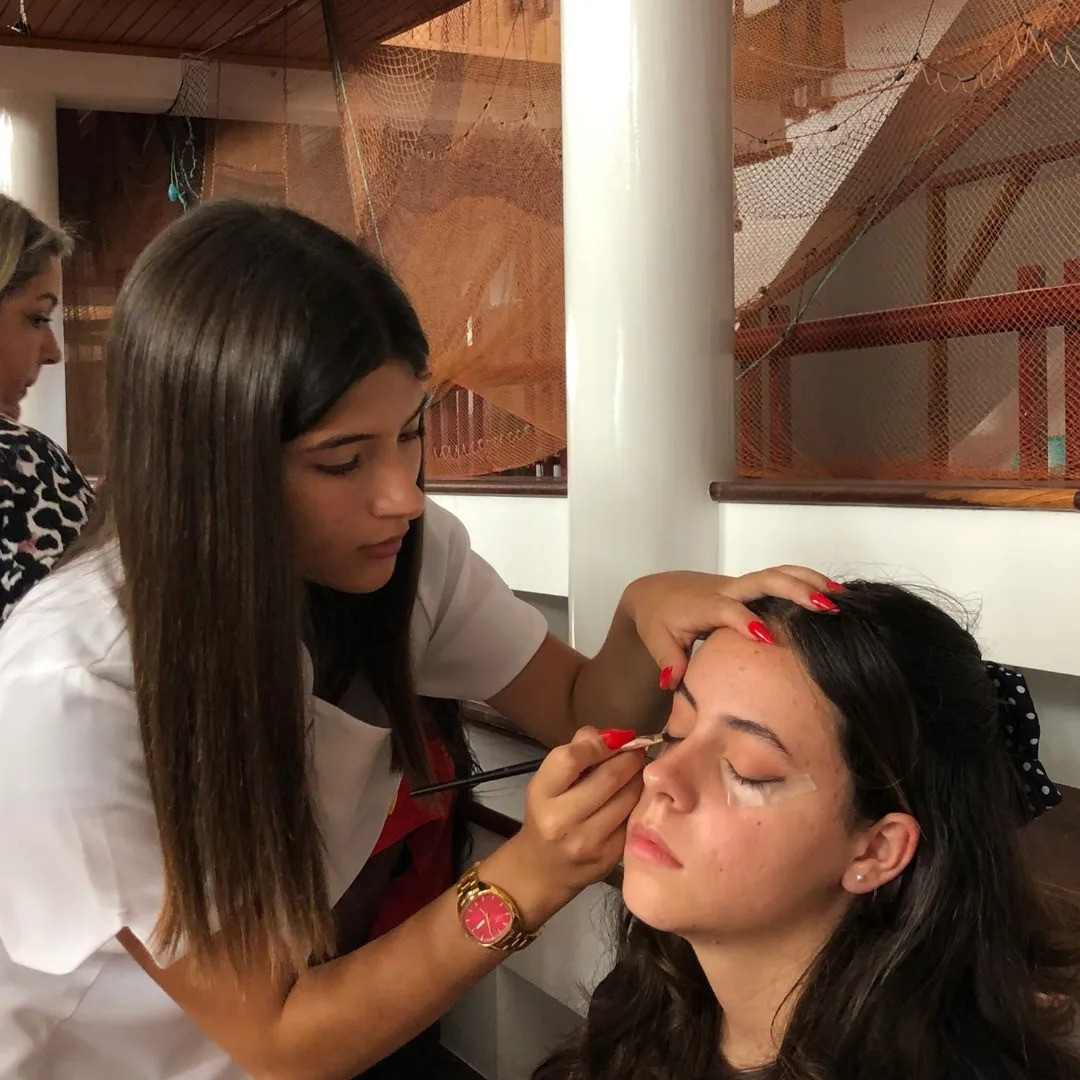 Descobre os Bastidores de Arte: Maquilhagem e Caracterização no Teatro da Escola Amadeu Gaudêncio 2.jpg